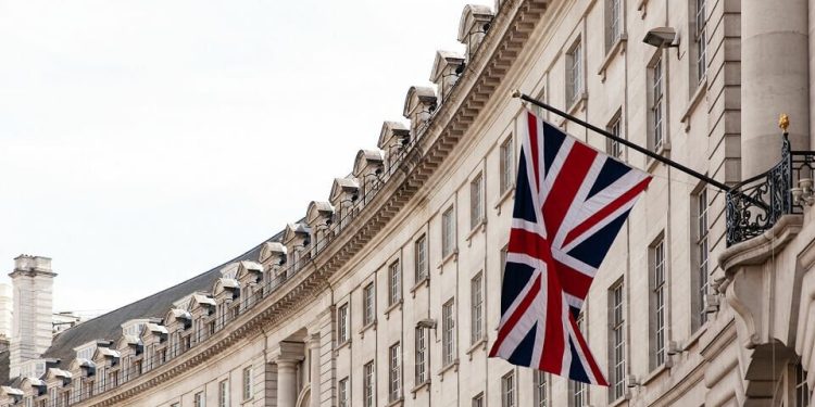 Binance Criticizes US Crypto Regulations, Eyes UK for Better Oversight