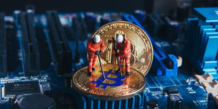 Bitcoin Miners On The Defensive: Market Uncertainty Spurs Revenue Diversification