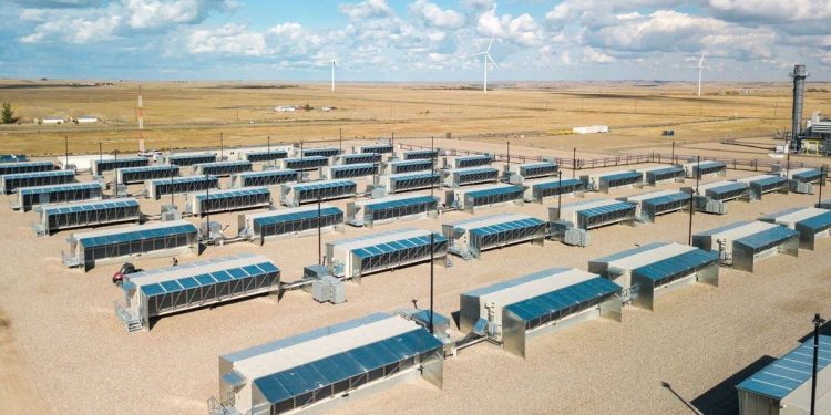 Bitcoin Miner Hut 8 (HUT) Shares Sink as Net Loss More Than Doubles