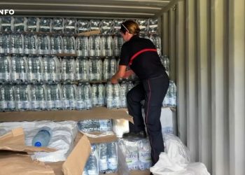 VIDÉO – 360.000 bouteilles par jour : à Mayotte, le défi de la distribution d’eau potable
