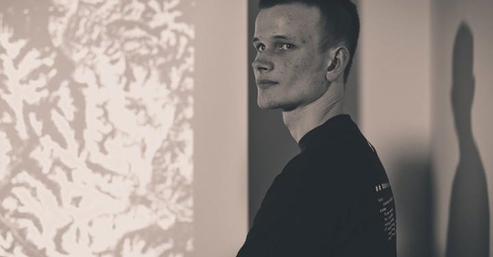 Ethereum Co-founder Vitalik Buterin Engages on Farcaster, Community Calls for Return to X