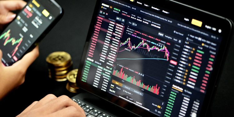 How to Become a Cryptocurrency Analyst