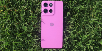 Why I prefer this $200 Motorola phone over Samsung and Google’s budget models