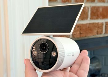 I set up a solar panel security camera in my yard – and the image quality beat my Ring