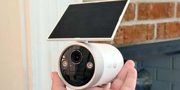 I set up a solar panel security camera in my yard – and the image quality beat my Ring