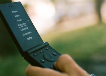 Stop scrolling: Light’s $299 flip phone and its retro specs could change your life