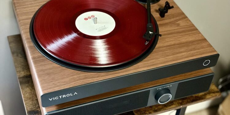 No space for bookshelf speakers? The Victrola Soundstage sits neatly under my turntable