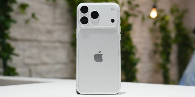 iPhone 18 Pro Max can’t call or text on AT&T? Apple will replace it for free